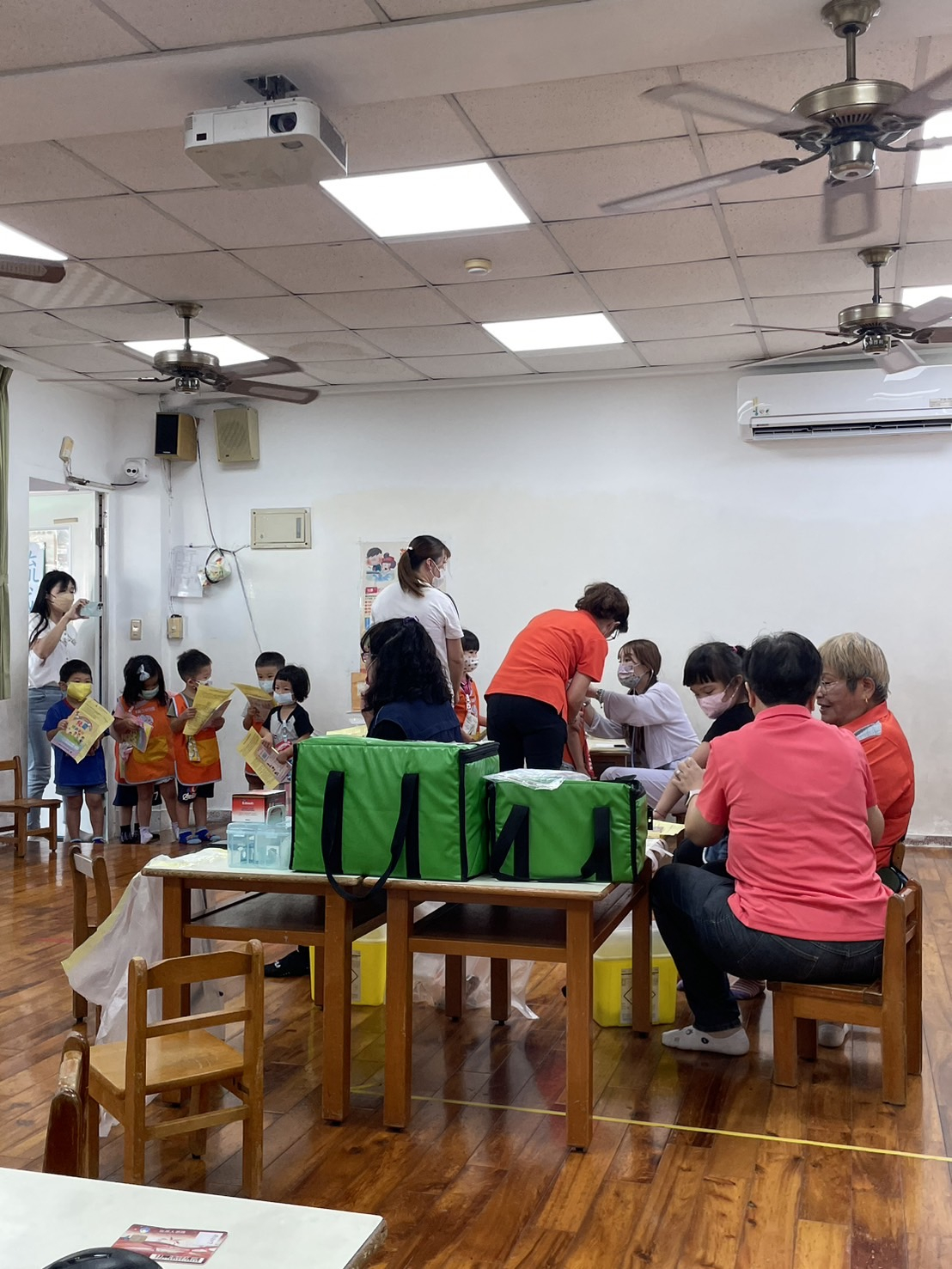 志工協助流感疫苗施打照片4